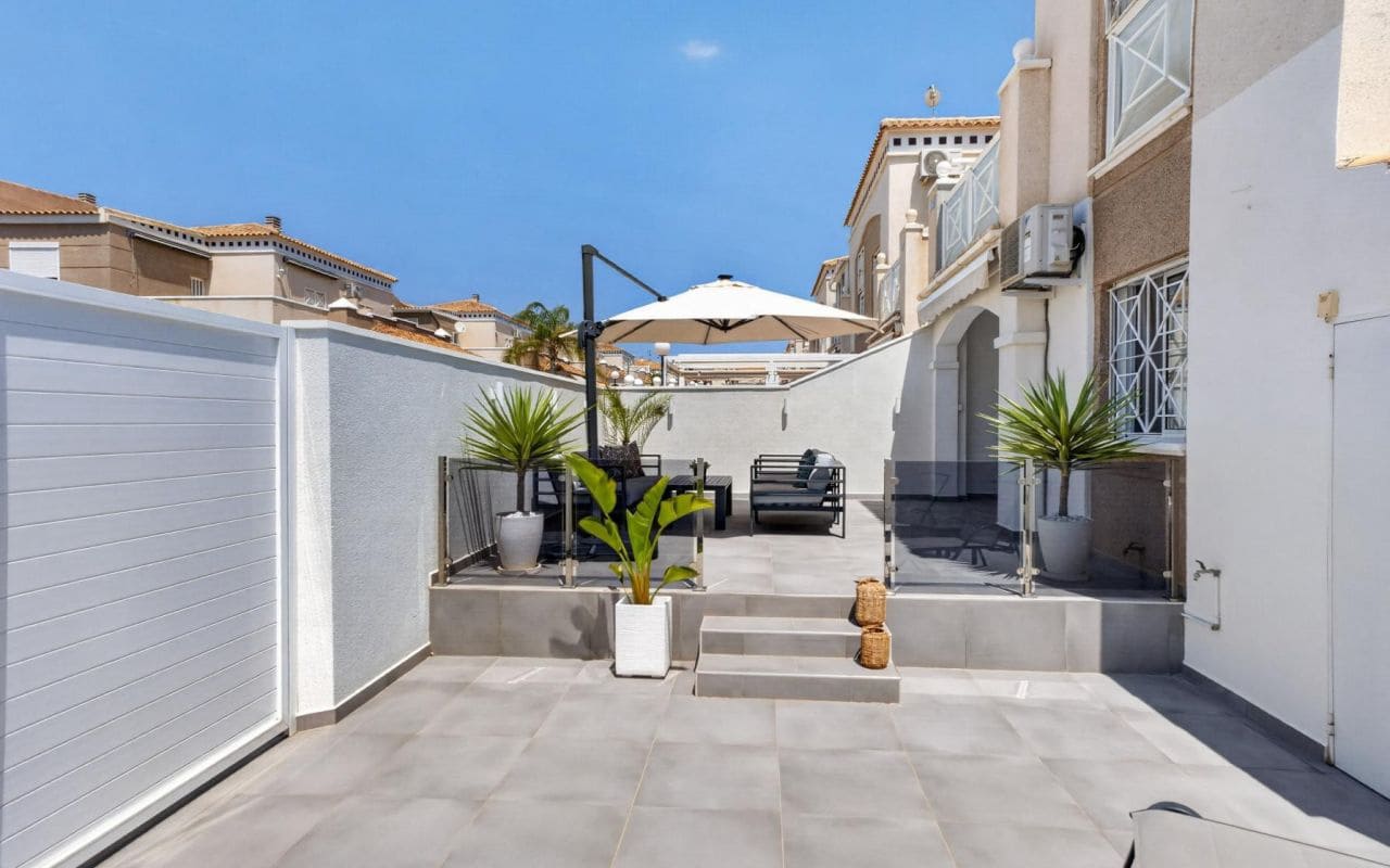 2 soveværelse Lejlighed til salg i Torrevieja med swimmingpool - € 219.000 (Ref: 9816521)