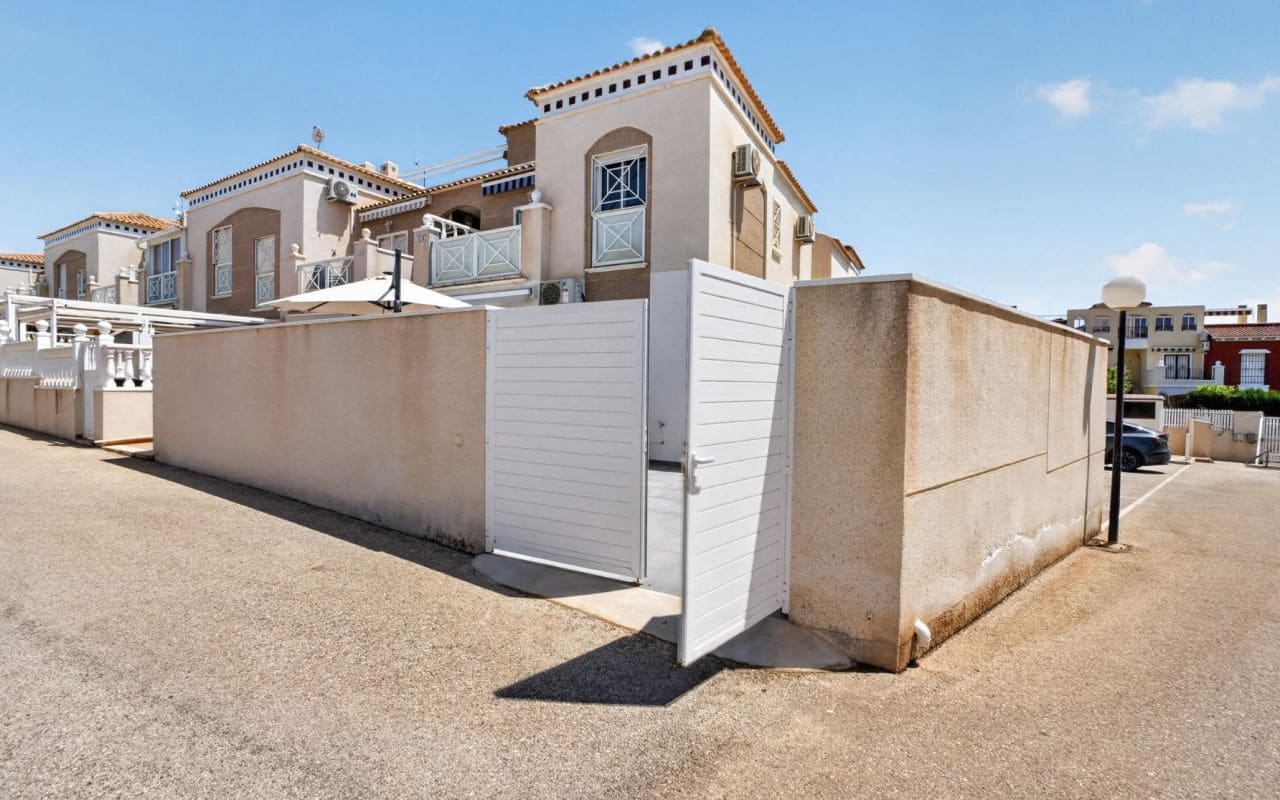 2 soveværelse Lejlighed til salg i Torrevieja med swimmingpool - € 219.000 (Ref: 9816521)
