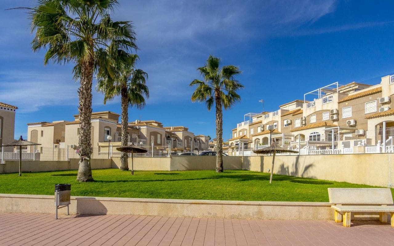 2 soveværelse Lejlighed til salg i Torrevieja med swimmingpool - € 219.000 (Ref: 9816521)