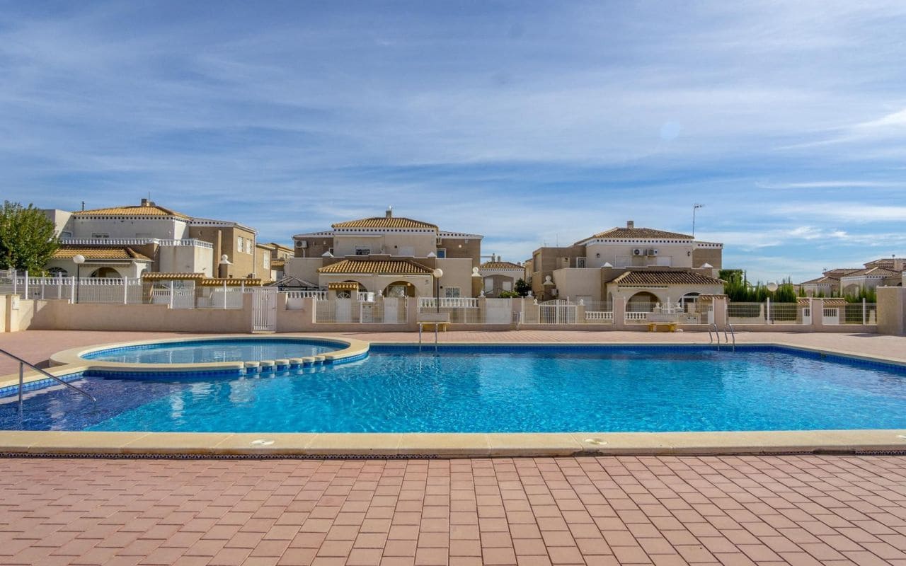 2 soveværelse Lejlighed til salg i Torrevieja med swimmingpool - € 219.000 (Ref: 9816521)