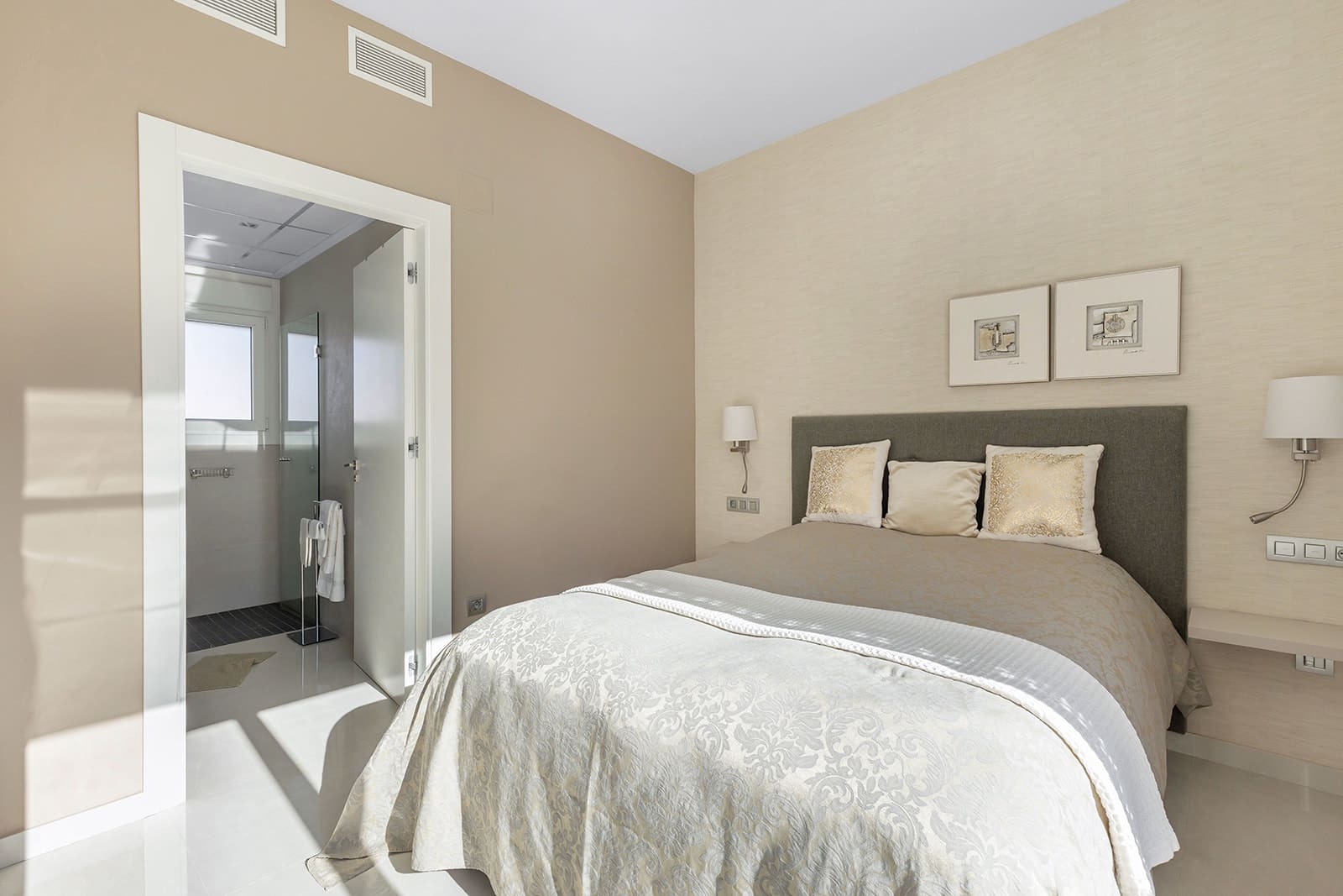 Chalet de 3 habitaciones en Ciudad Quesada en venta con piscina - 449.000 € (Ref: 9827681)