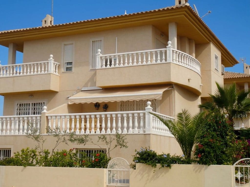 Pareado de 4 habitaciones en Benimar en venta con piscina - 262.500 € (Ref: 9829773)