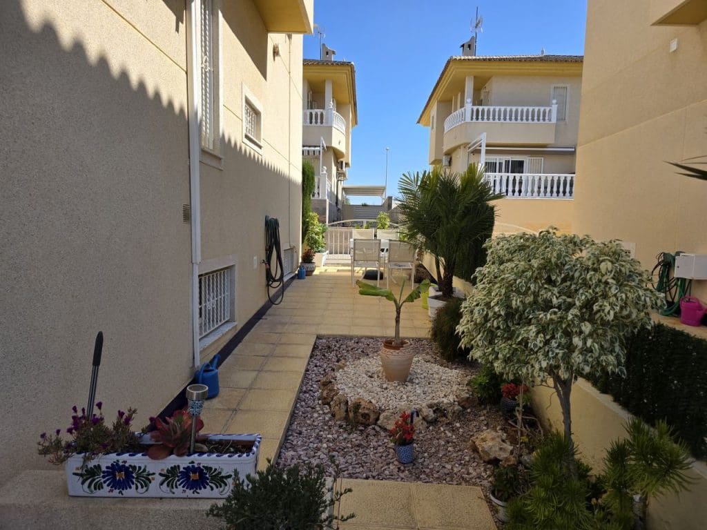 Pareado de 4 habitaciones en Benimar en venta con piscina - 262.500 € (Ref: 9829773)