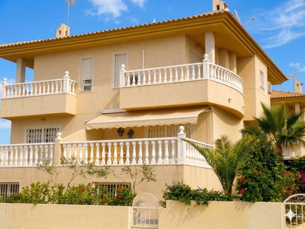Pareado de 4 habitaciones en Benimar en venta con piscina - 262.500 € (Ref: 9829773)