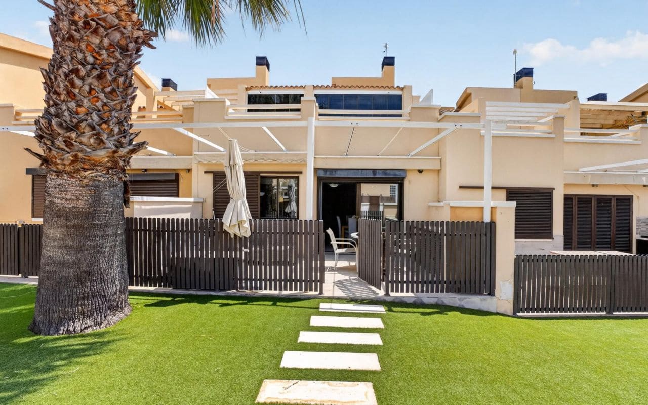 2 quarto Moradia Geminada para venda em Cabo Roig com piscina - 289 000 € (Ref: 9832901)