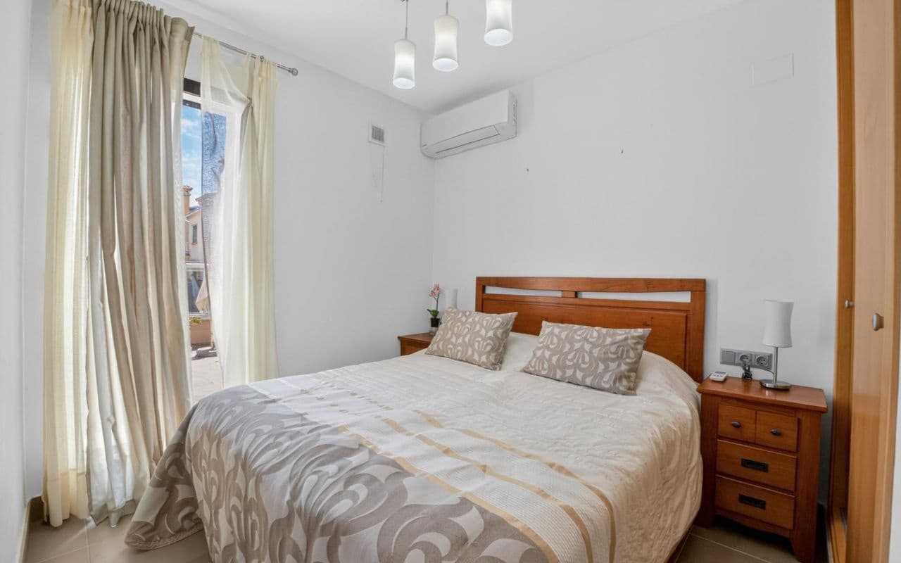 2 quarto Moradia Geminada para venda em Cabo Roig com piscina - 289 000 € (Ref: 9832901)
