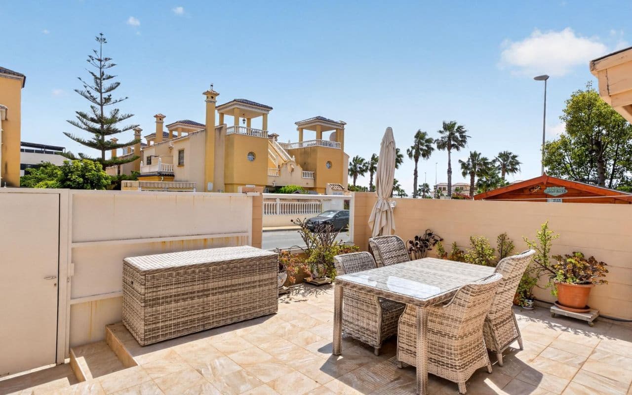 2 quarto Moradia Geminada para venda em Cabo Roig com piscina - 289 000 € (Ref: 9832901)