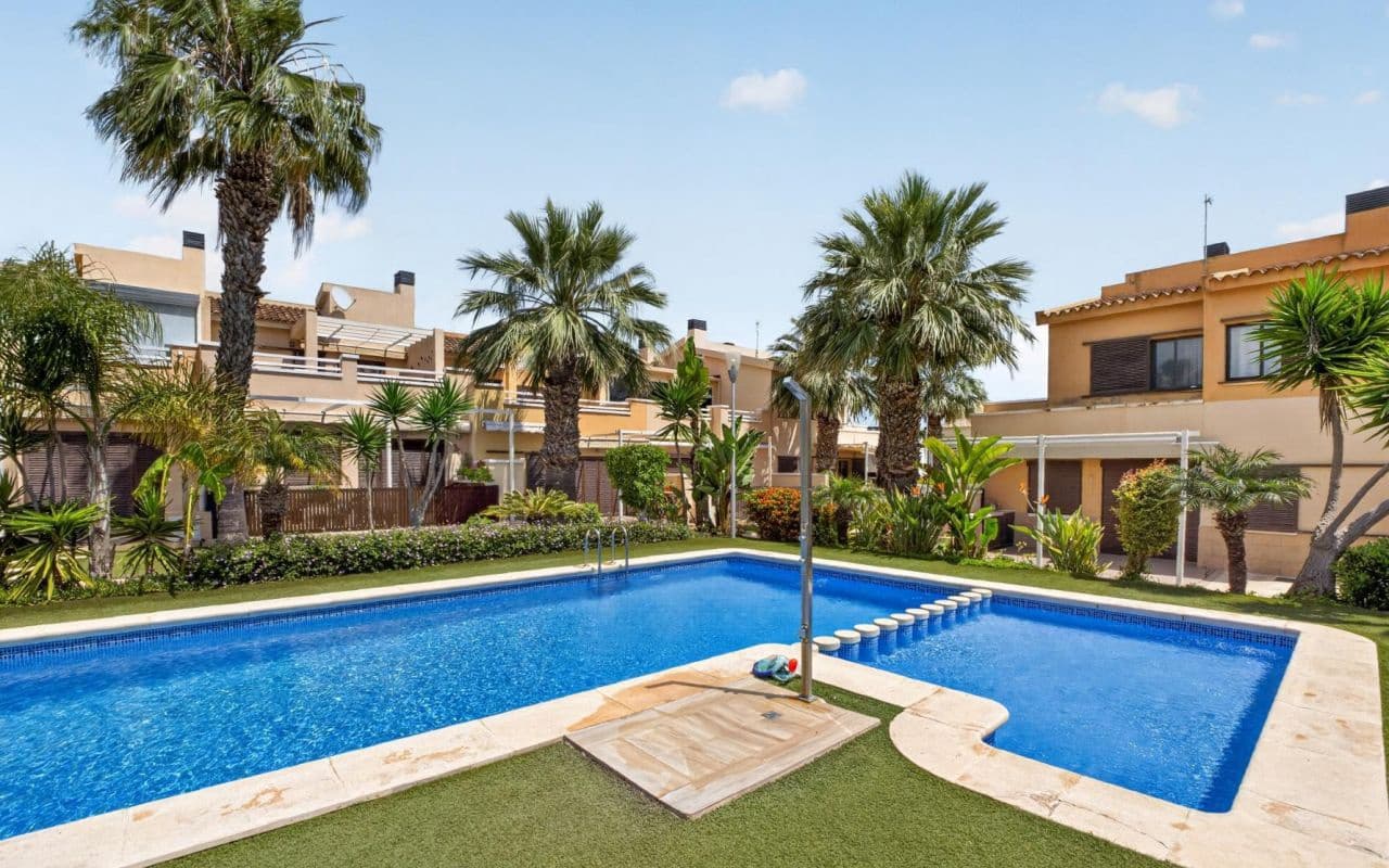 2 quarto Moradia Geminada para venda em Cabo Roig com piscina - 289 000 € (Ref: 9832901)