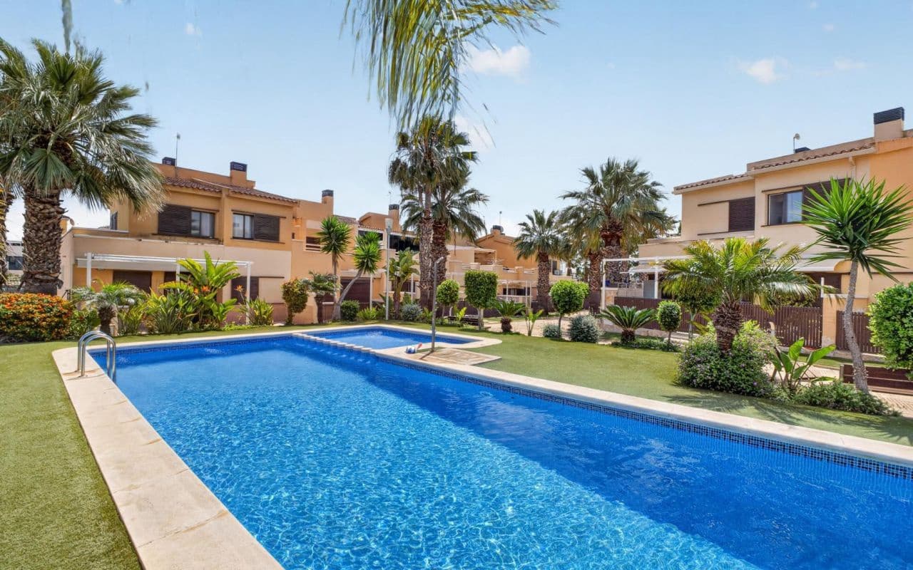 2 quarto Moradia Geminada para venda em Cabo Roig com piscina - 289 000 € (Ref: 9832901)