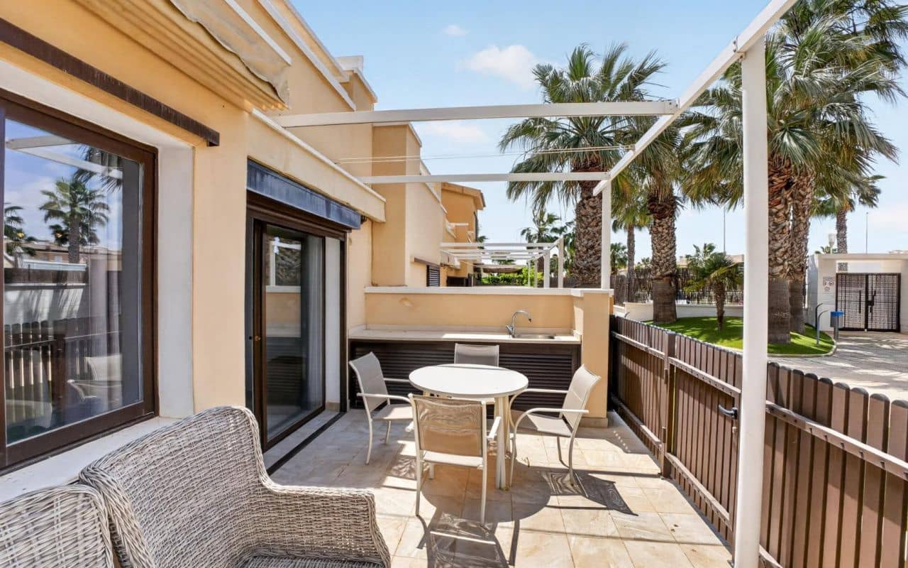 2 quarto Moradia Geminada para venda em Cabo Roig com piscina - 289 000 € (Ref: 9832901)