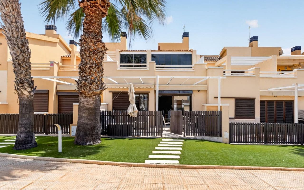 2 quarto Moradia Geminada para venda em Cabo Roig com piscina - 289 000 € (Ref: 9832901)