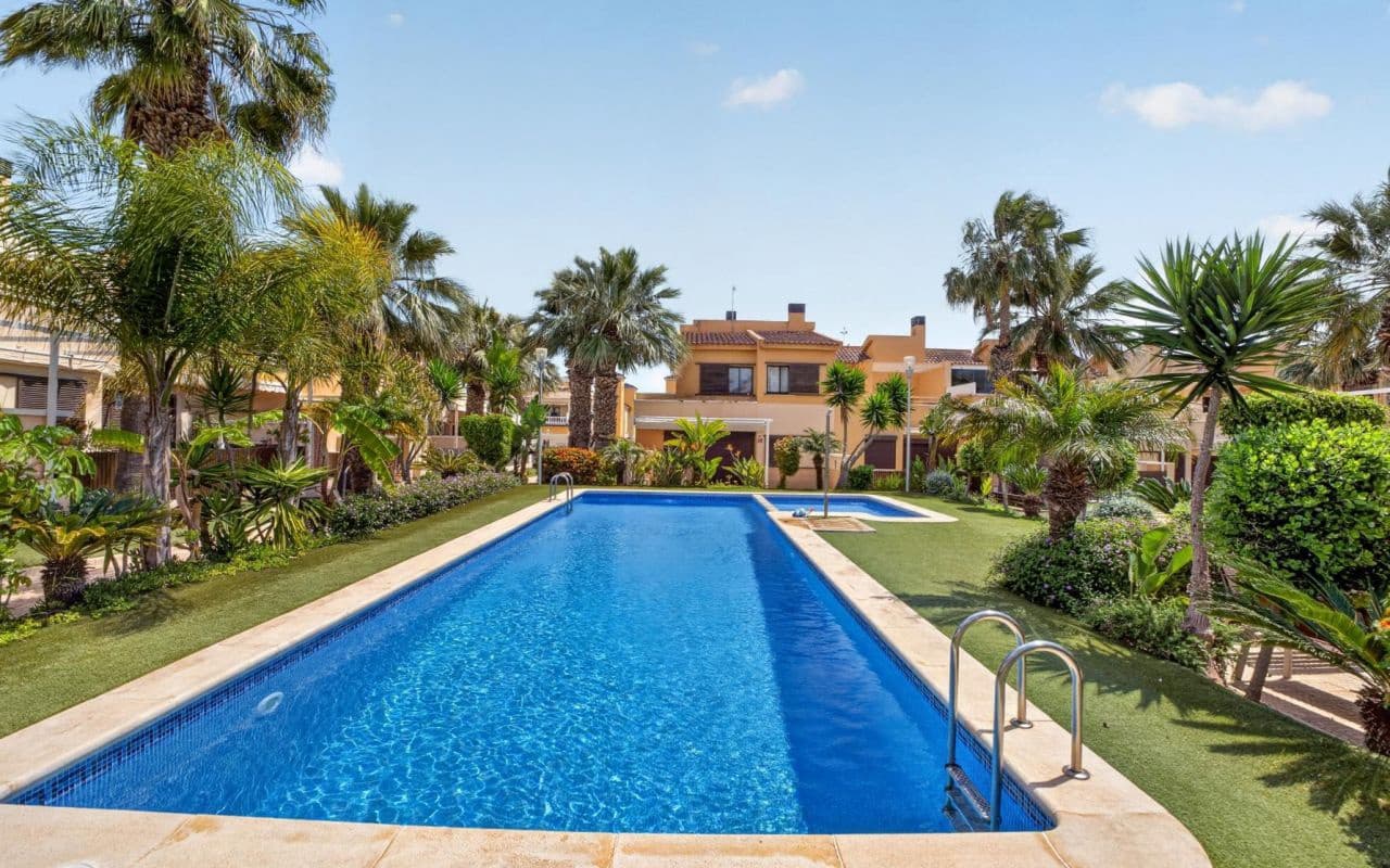 2 quarto Moradia Geminada para venda em Cabo Roig com piscina - 289 000 € (Ref: 9832901)