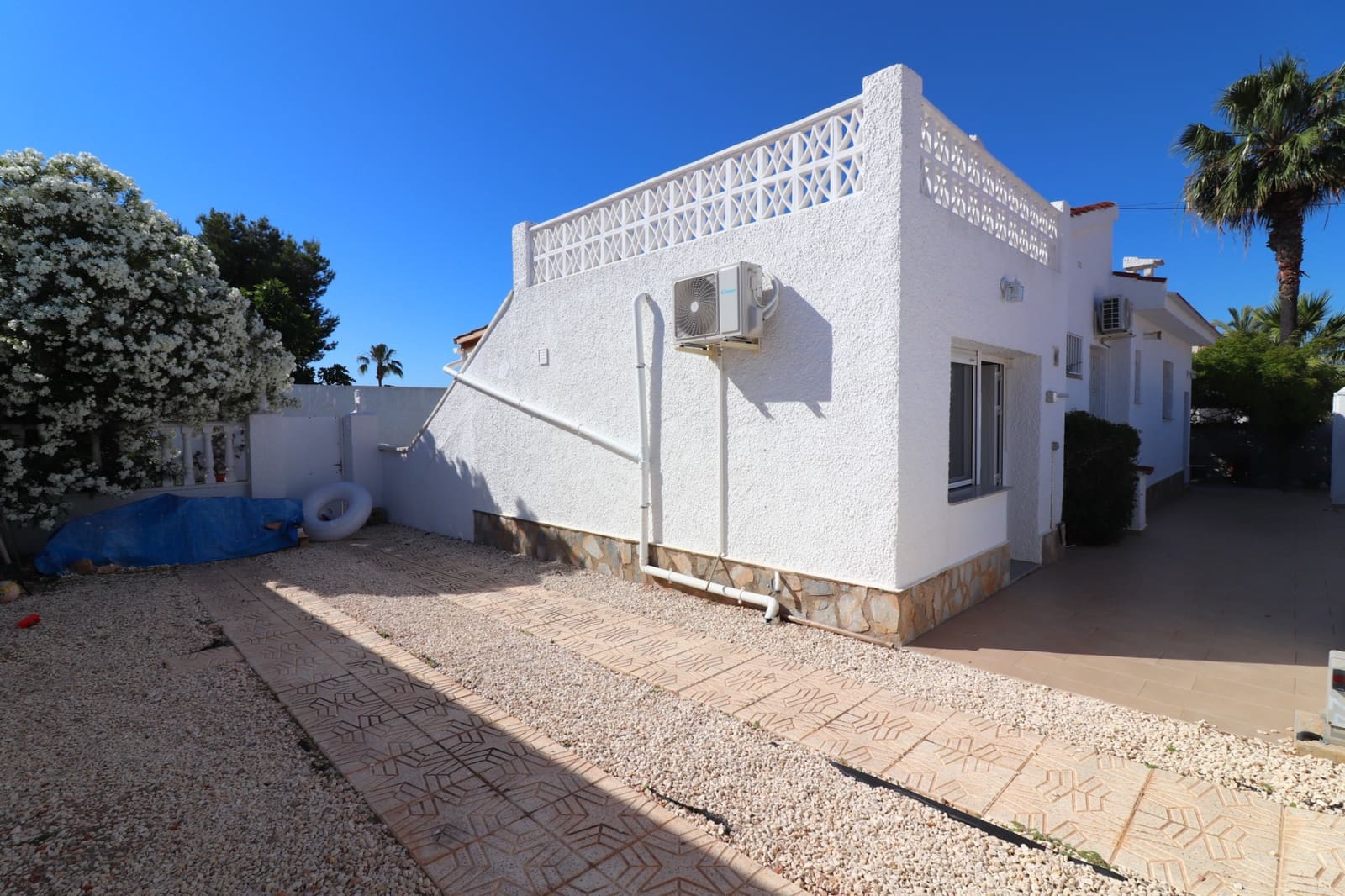 Chalet de 3 habitaciones en Ciudad Quesada en venta con piscina - 425.000 € (Ref: 9867321)