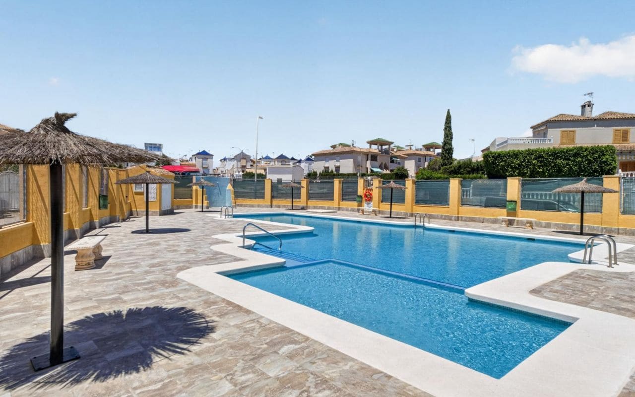3 sovrum Radhus till salu i Orihuela Costa med pool - 270 000 € (Ref: 9874392)