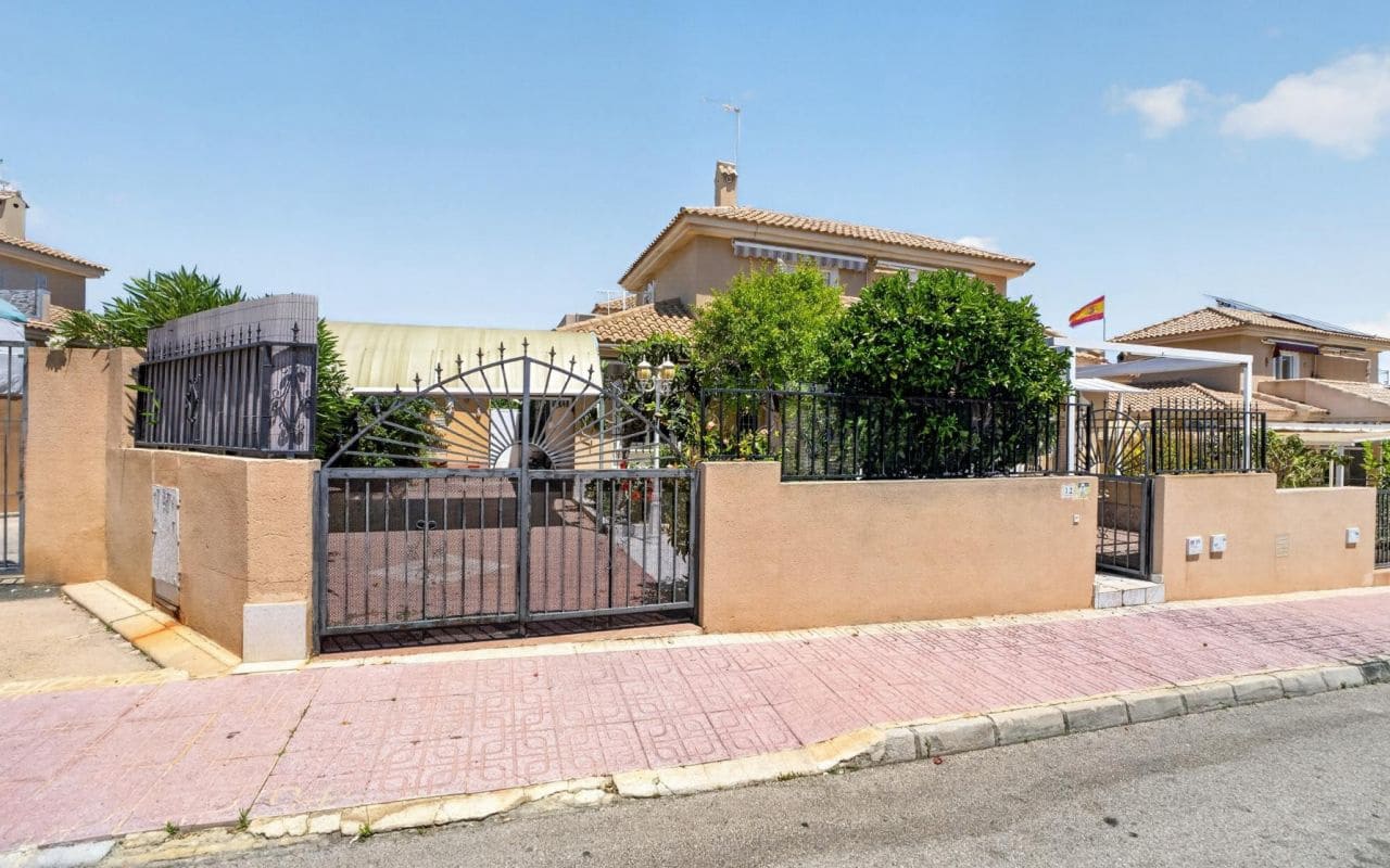 3 sovrum Radhus till salu i Orihuela Costa med pool - 270 000 € (Ref: 9874392)