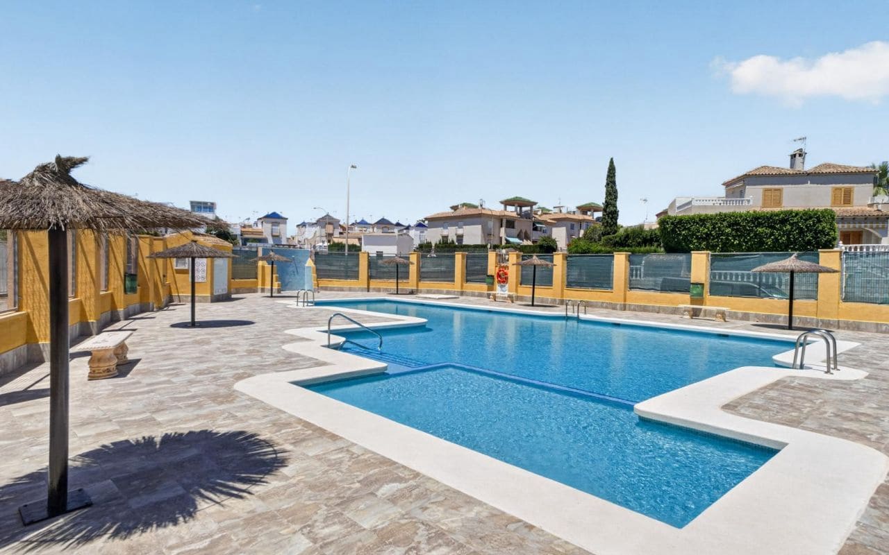 3 sovrum Radhus till salu i Orihuela Costa med pool - 270 000 € (Ref: 9874392)