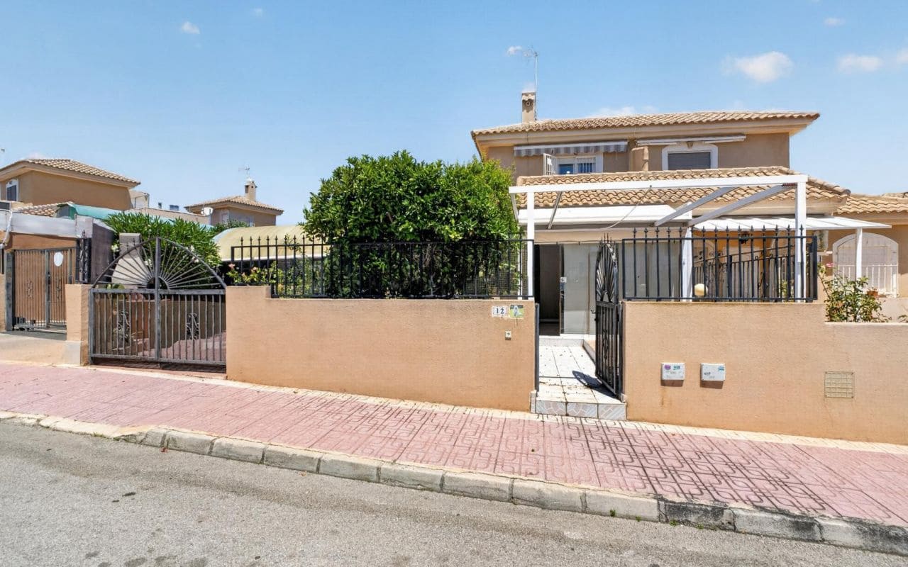3 sovrum Radhus till salu i Orihuela Costa med pool - 270 000 € (Ref: 9874392)