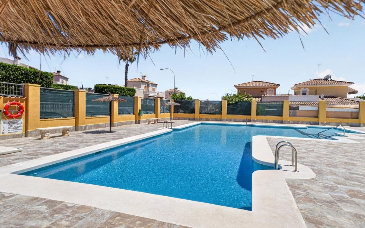 3 sovrum Radhus till salu i Orihuela Costa med pool - 270 000 € (Ref: 9874392)