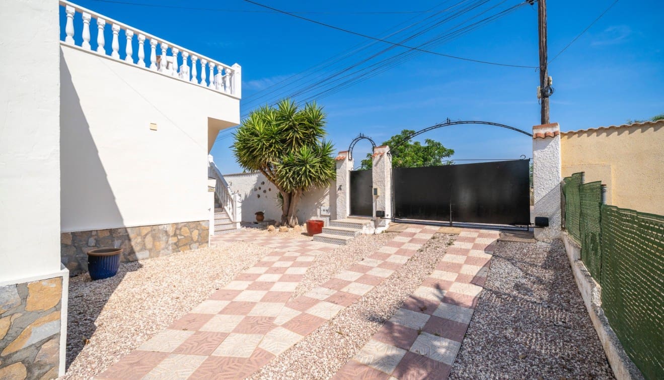 3 slaapkamer Villa te koop in Ciudad Quesada met zwembad - € 399.000 (Ref: 9877253)