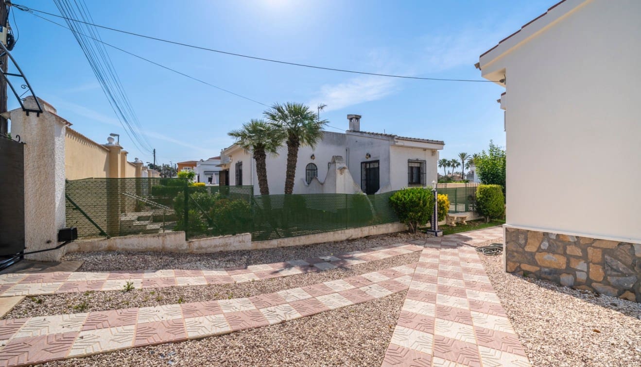 3 slaapkamer Villa te koop in Ciudad Quesada met zwembad - € 399.000 (Ref: 9877253)