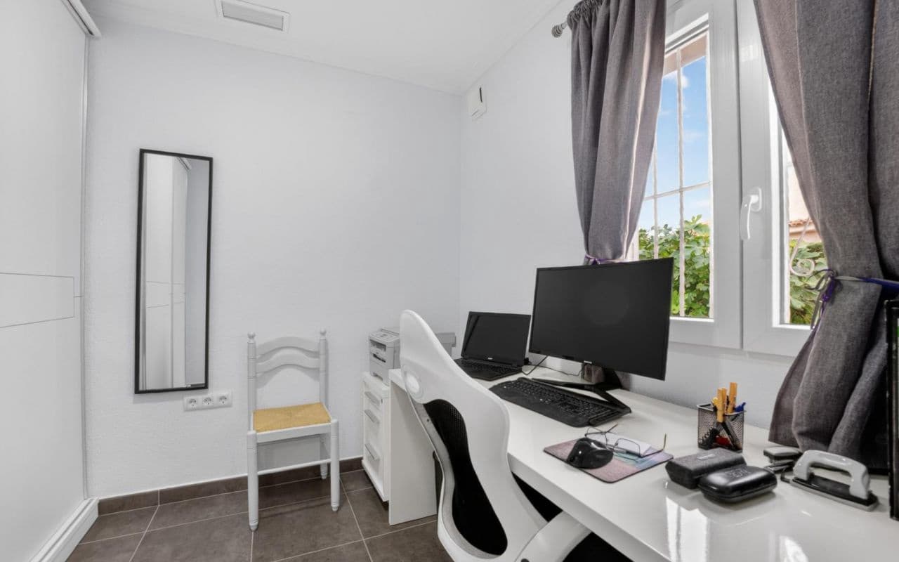 3 sypialnia Willa na sprzedaż w Orihuela Costa z basenem garażem - 575 000 € (Ref: 9913771)