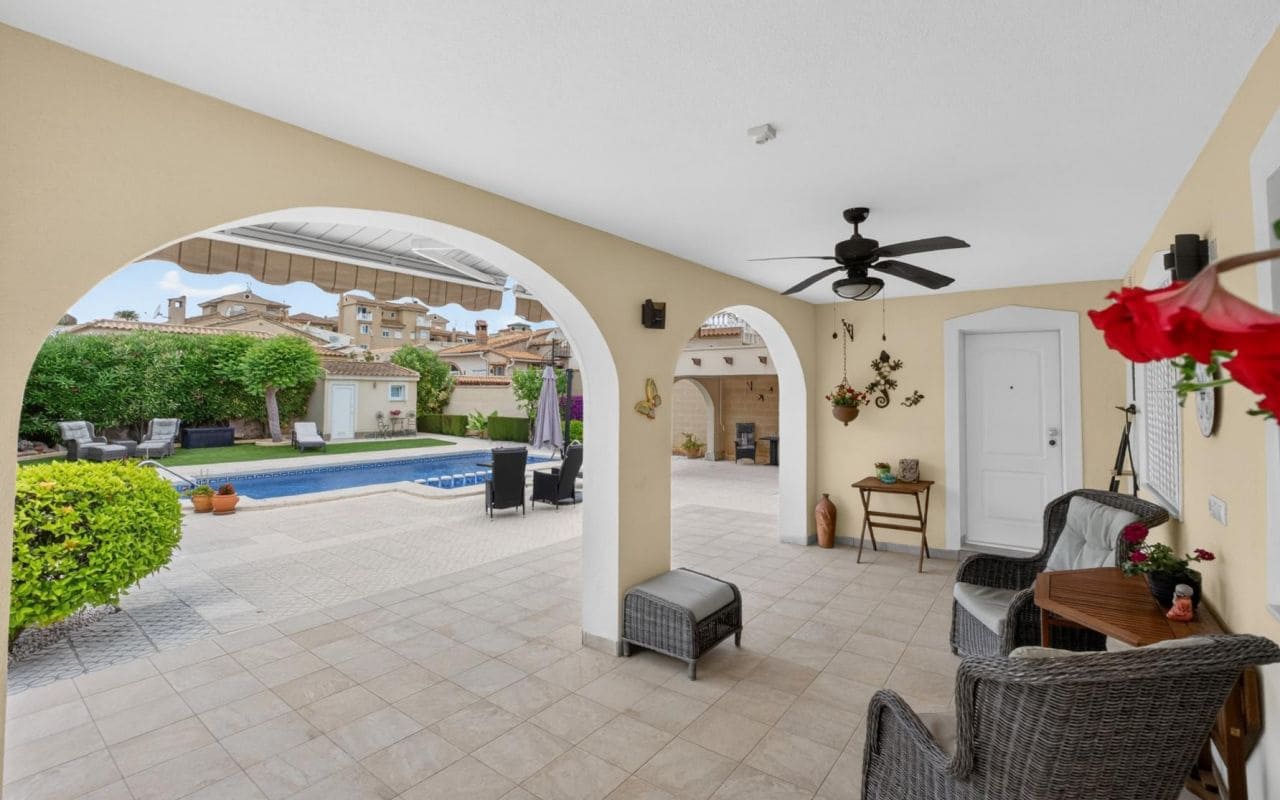 3 sypialnia Willa na sprzedaż w Orihuela Costa z basenem garażem - 575 000 € (Ref: 9913771)
