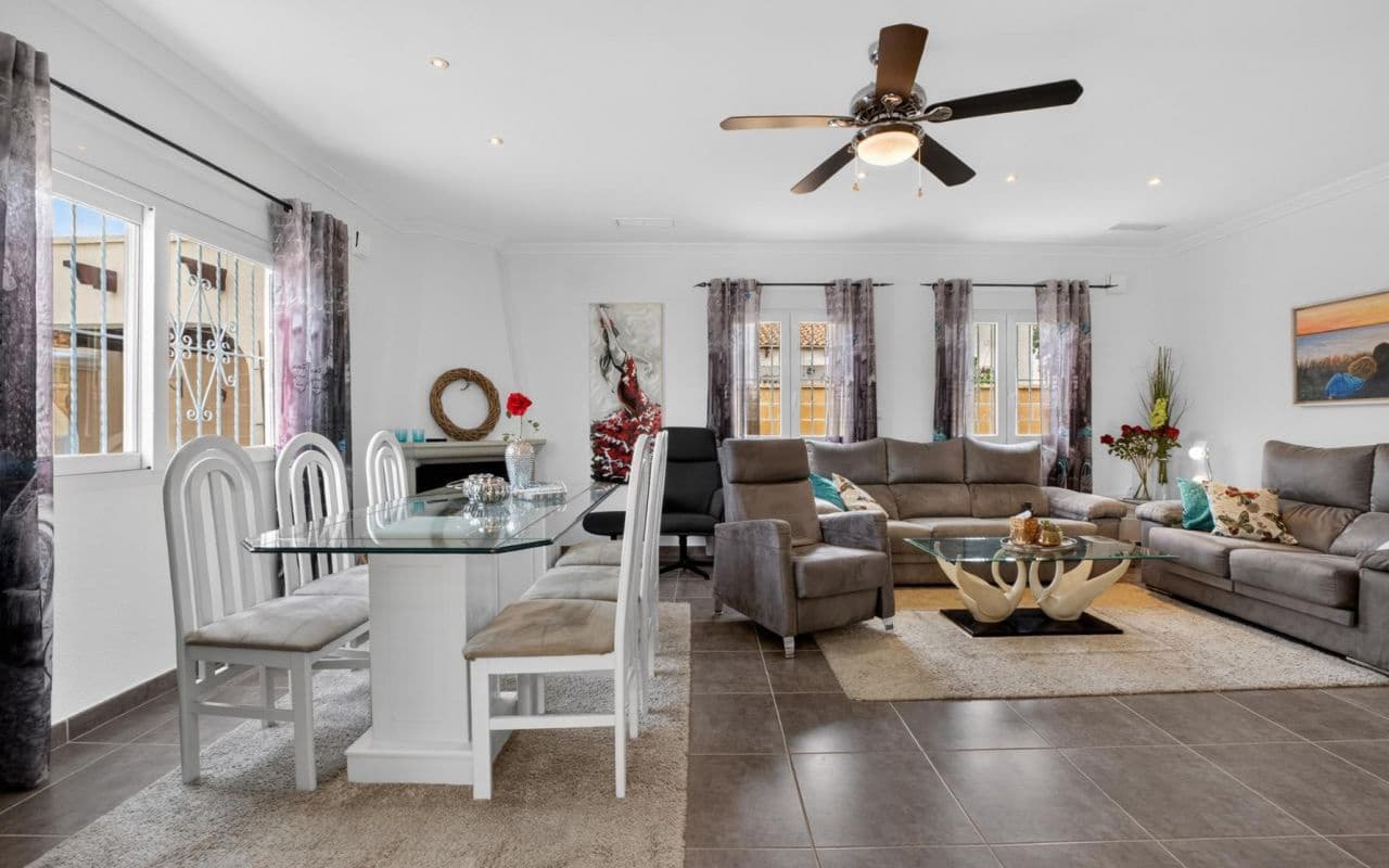 3 sypialnia Willa na sprzedaż w Orihuela Costa z basenem garażem - 575 000 € (Ref: 9913771)
