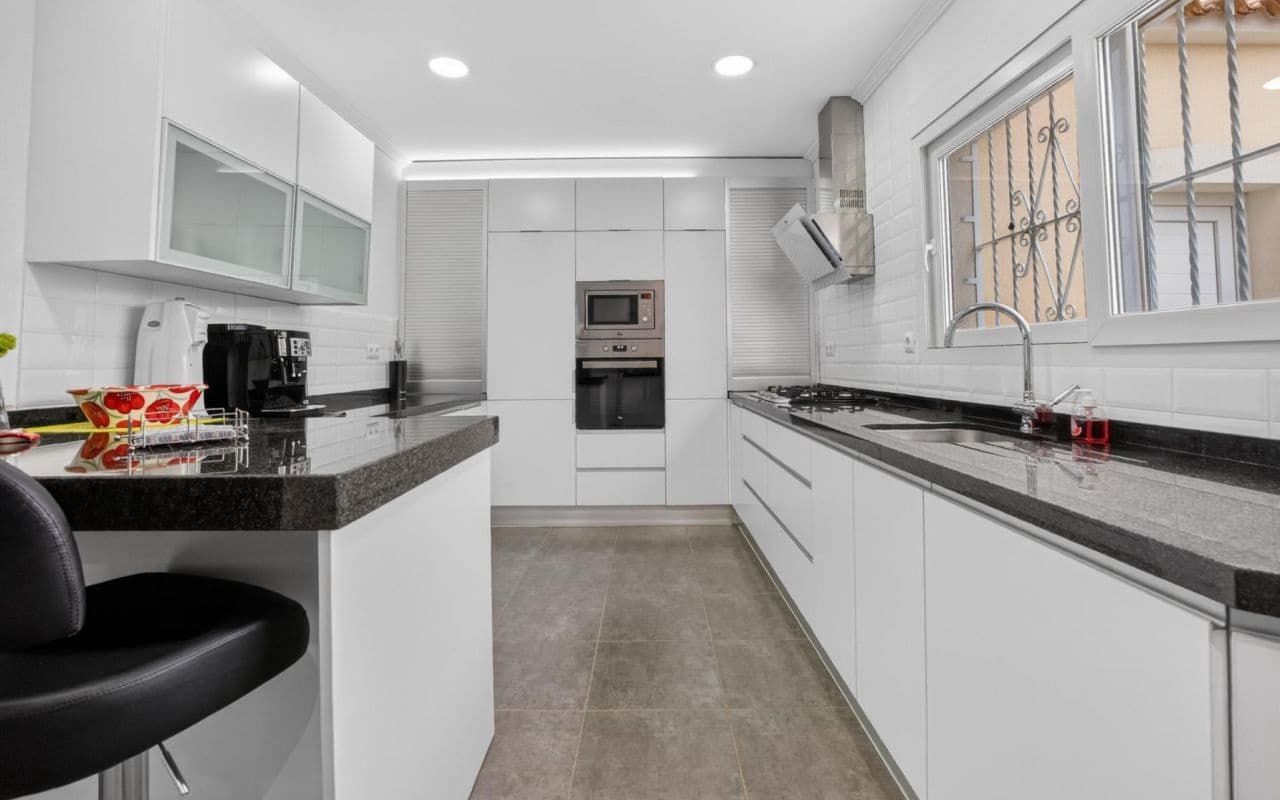 3 sypialnia Willa na sprzedaż w Orihuela Costa z basenem garażem - 575 000 € (Ref: 9913771)