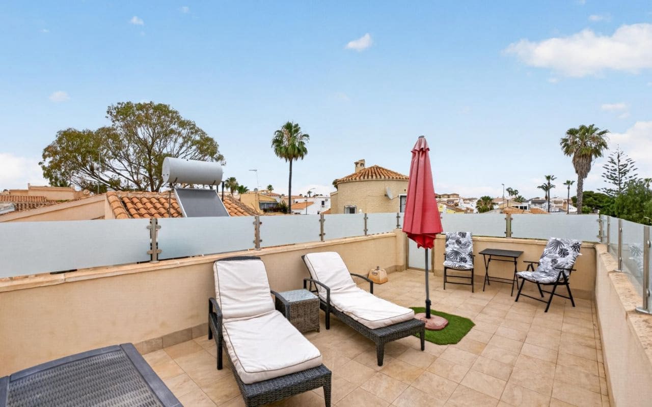 3 sypialnia Willa na sprzedaż w Orihuela Costa z basenem garażem - 575 000 € (Ref: 9913771)