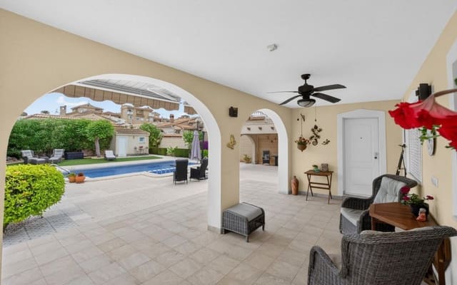 3 sypialnia Willa na sprzedaż w Orihuela Costa, Orihuela z basenem garażem - 575 000 € (Ref: 9913771)
