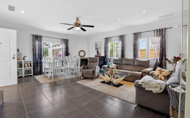 3 sypialnia Willa na sprzedaż w Orihuela Costa, Orihuela z basenem garażem - 575 000 € (Ref: 9913771)