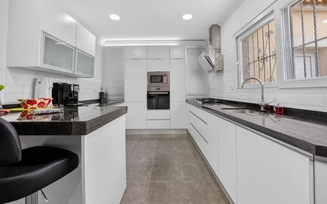 3 sypialnia Willa na sprzedaż w Orihuela Costa, Orihuela z basenem garażem - 575 000 € (Ref: 9913771)