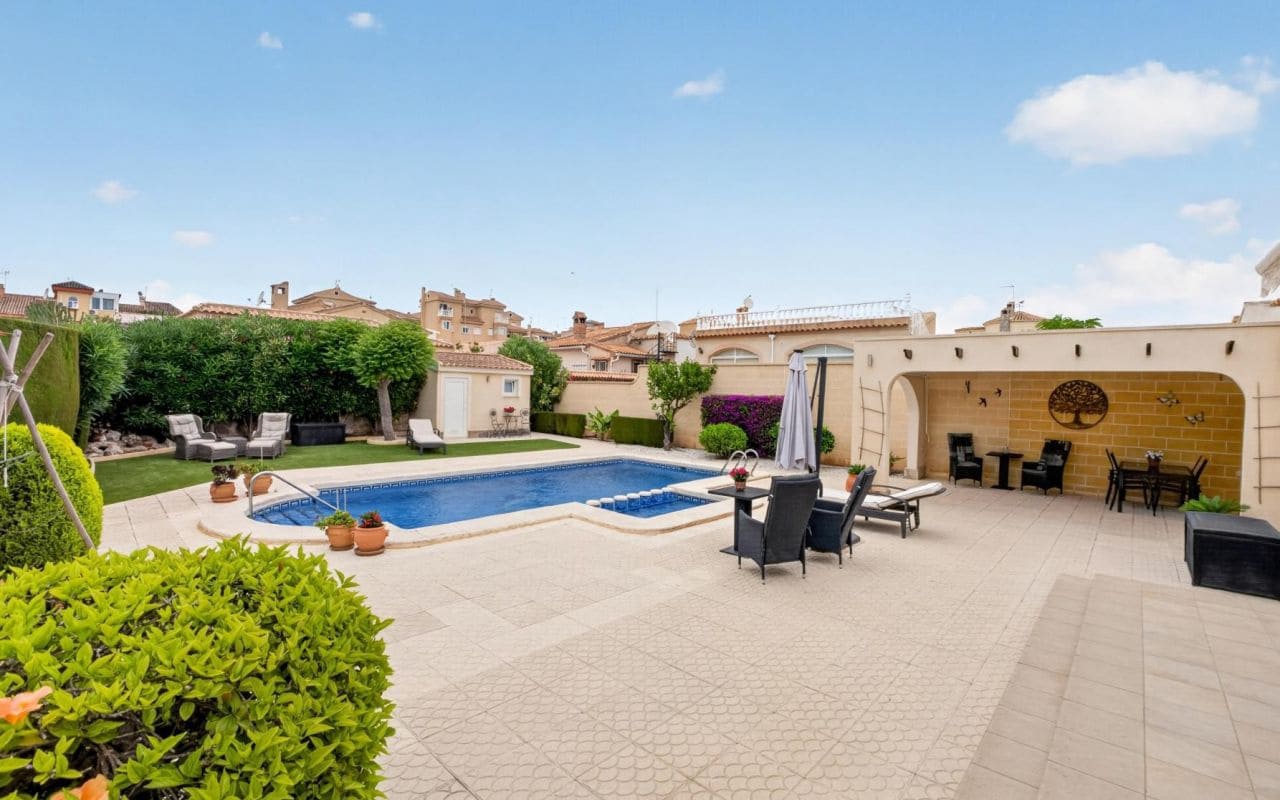 3 sypialnia Willa na sprzedaż w Orihuela Costa z basenem garażem - 575 000 € (Ref: 9913771)
