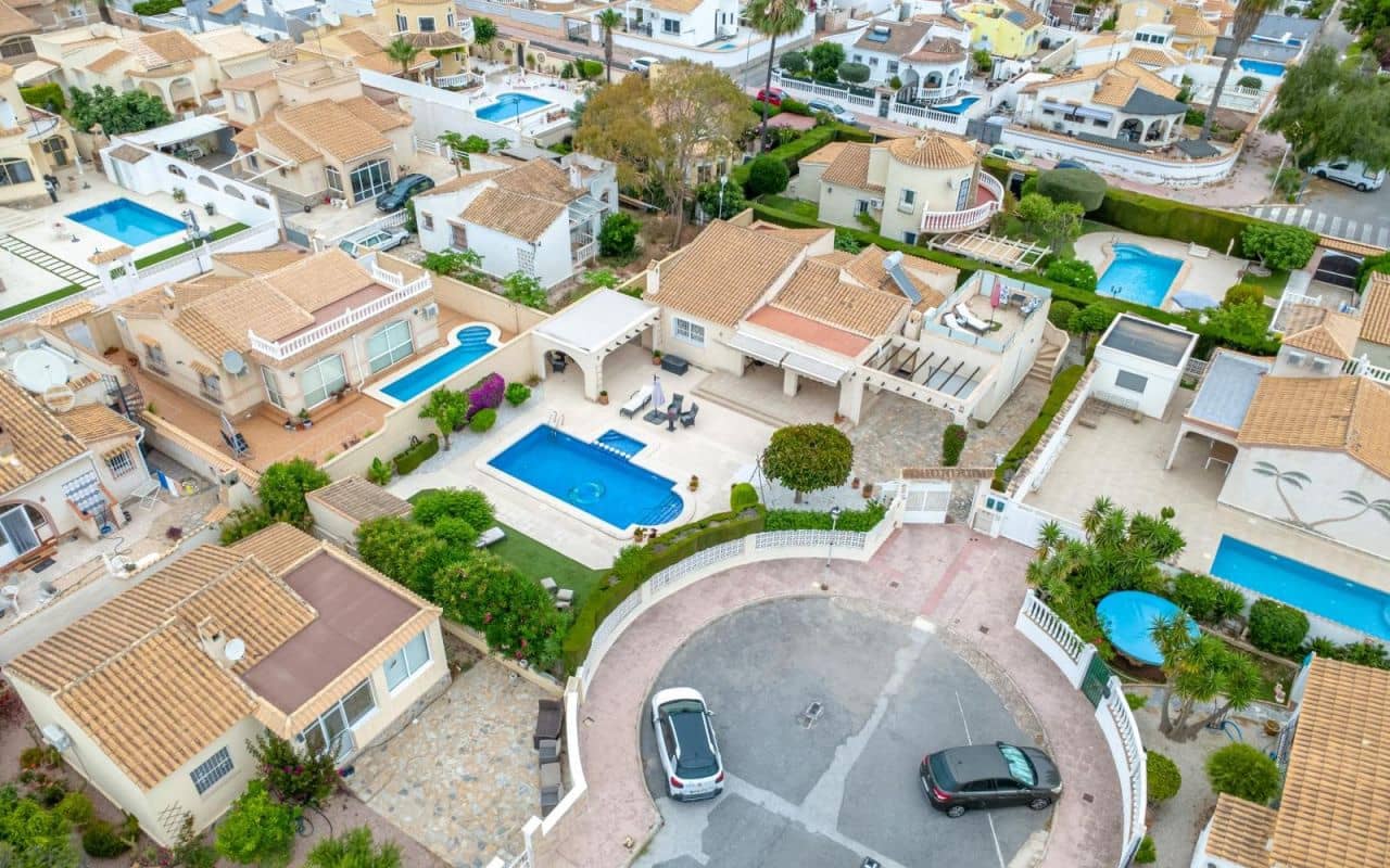 3 sypialnia Willa na sprzedaż w Orihuela Costa z basenem garażem - 575 000 € (Ref: 9913771)