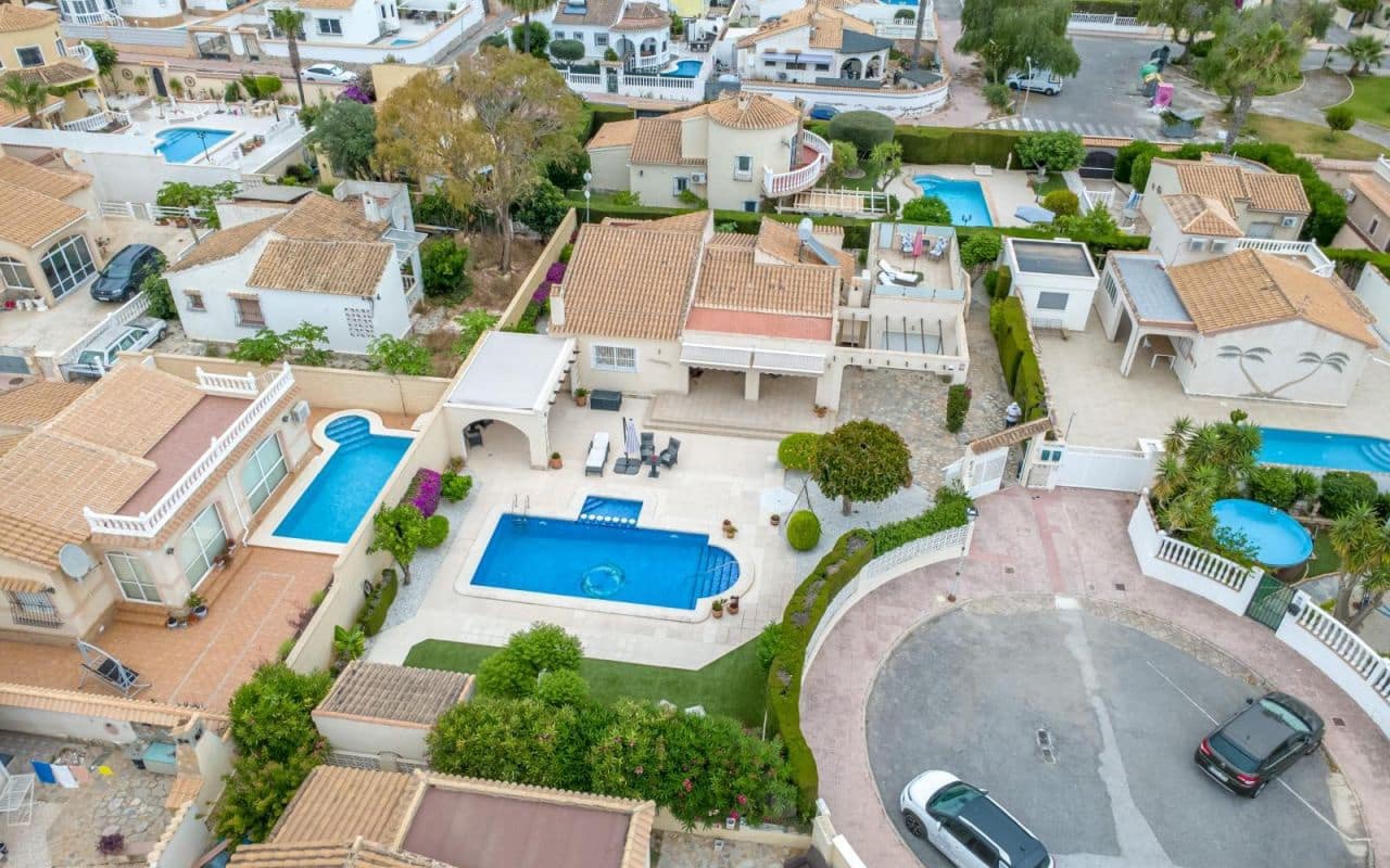 3 sypialnia Willa na sprzedaż w Orihuela Costa z basenem garażem - 575 000 € (Ref: 9913771)