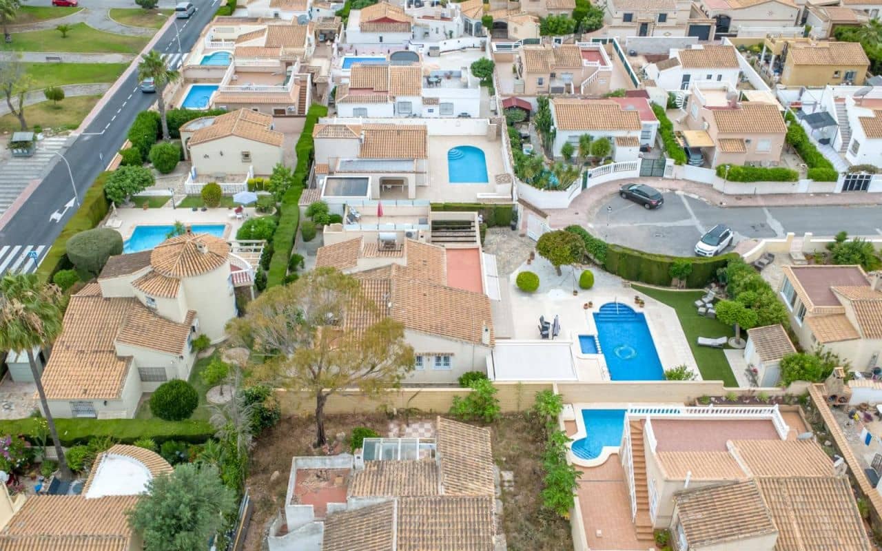 3 sypialnia Willa na sprzedaż w Orihuela Costa z basenem garażem - 575 000 € (Ref: 9913771)