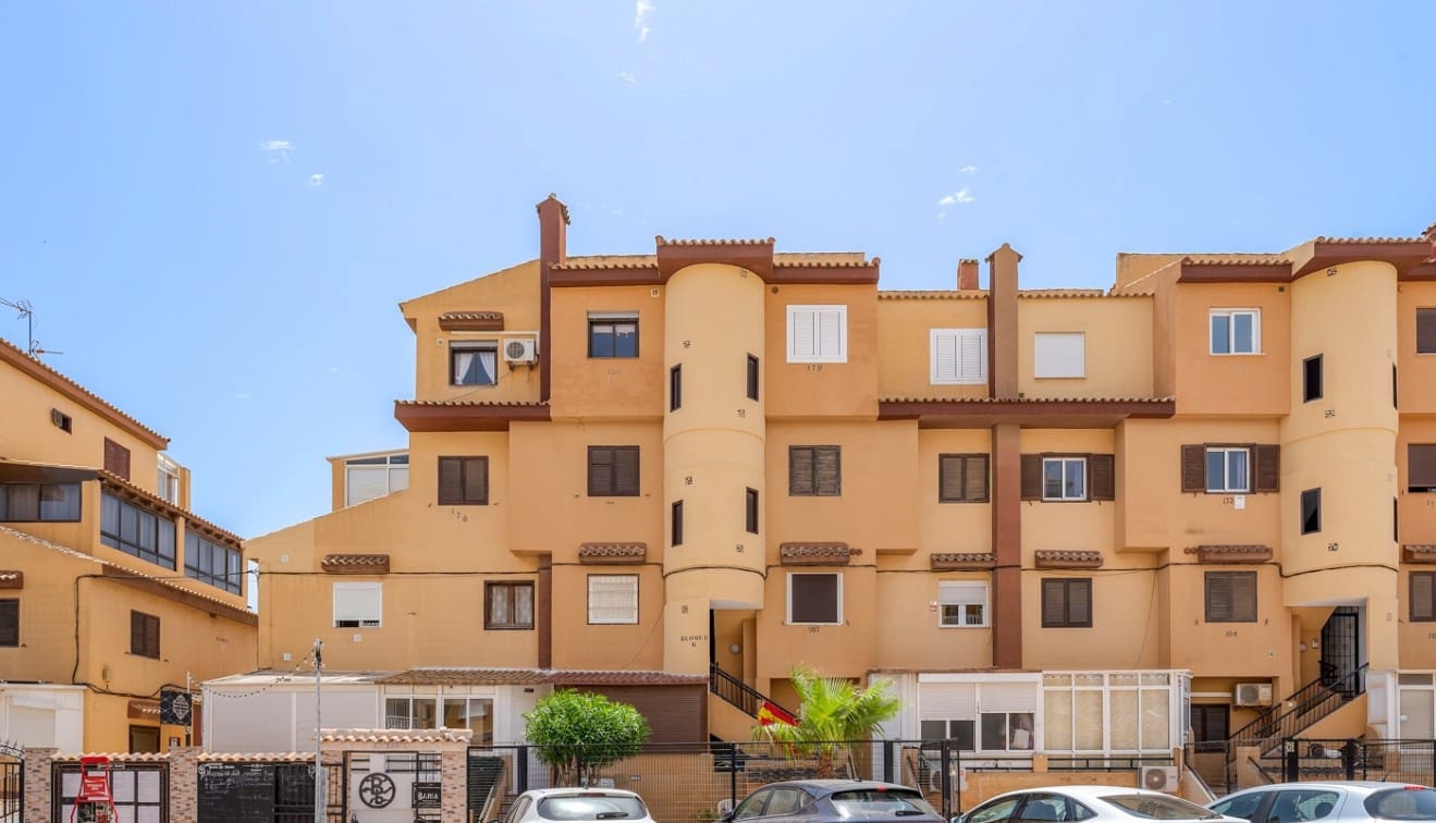 Apartamento de 2 habitaciones en Torrevieja en venta con piscina - 165.000 € (Ref: 9918908)