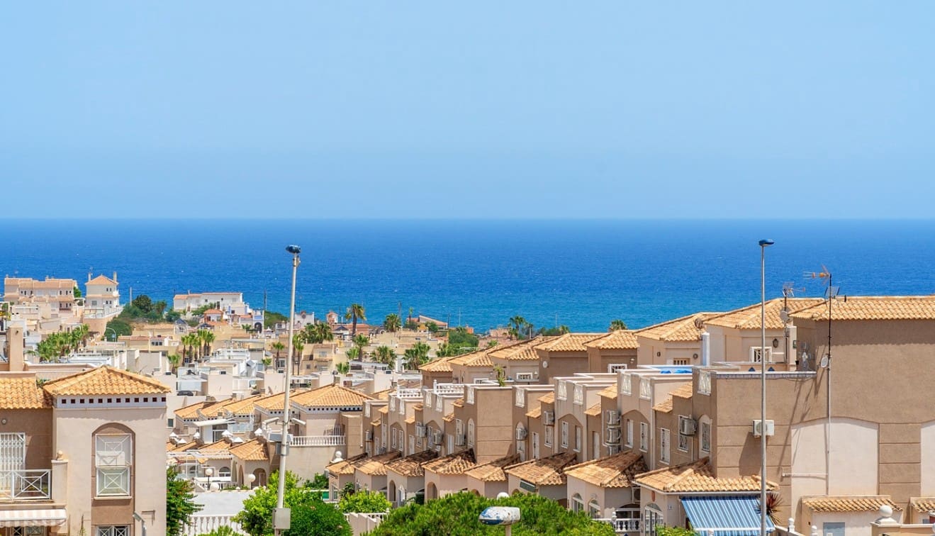 Apartamento de 2 habitaciones en Torrevieja en venta con piscina - 165.000 € (Ref: 9918908)