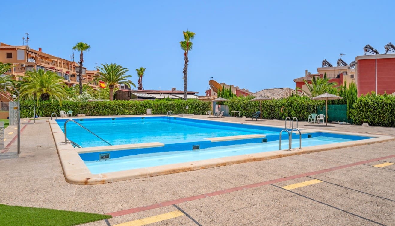 Apartamento de 2 habitaciones en Torrevieja en venta con piscina - 165.000 € (Ref: 9918908)
