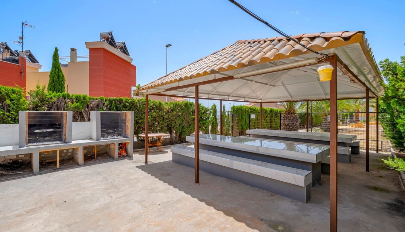 Apartamento de 2 habitaciones en Torrevieja en venta con piscina - 165.000 € (Ref: 9918908)