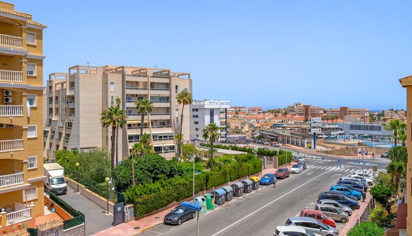Apartamento de 2 habitaciones en Torrevieja en venta con piscina - 165.000 € (Ref: 9918908)