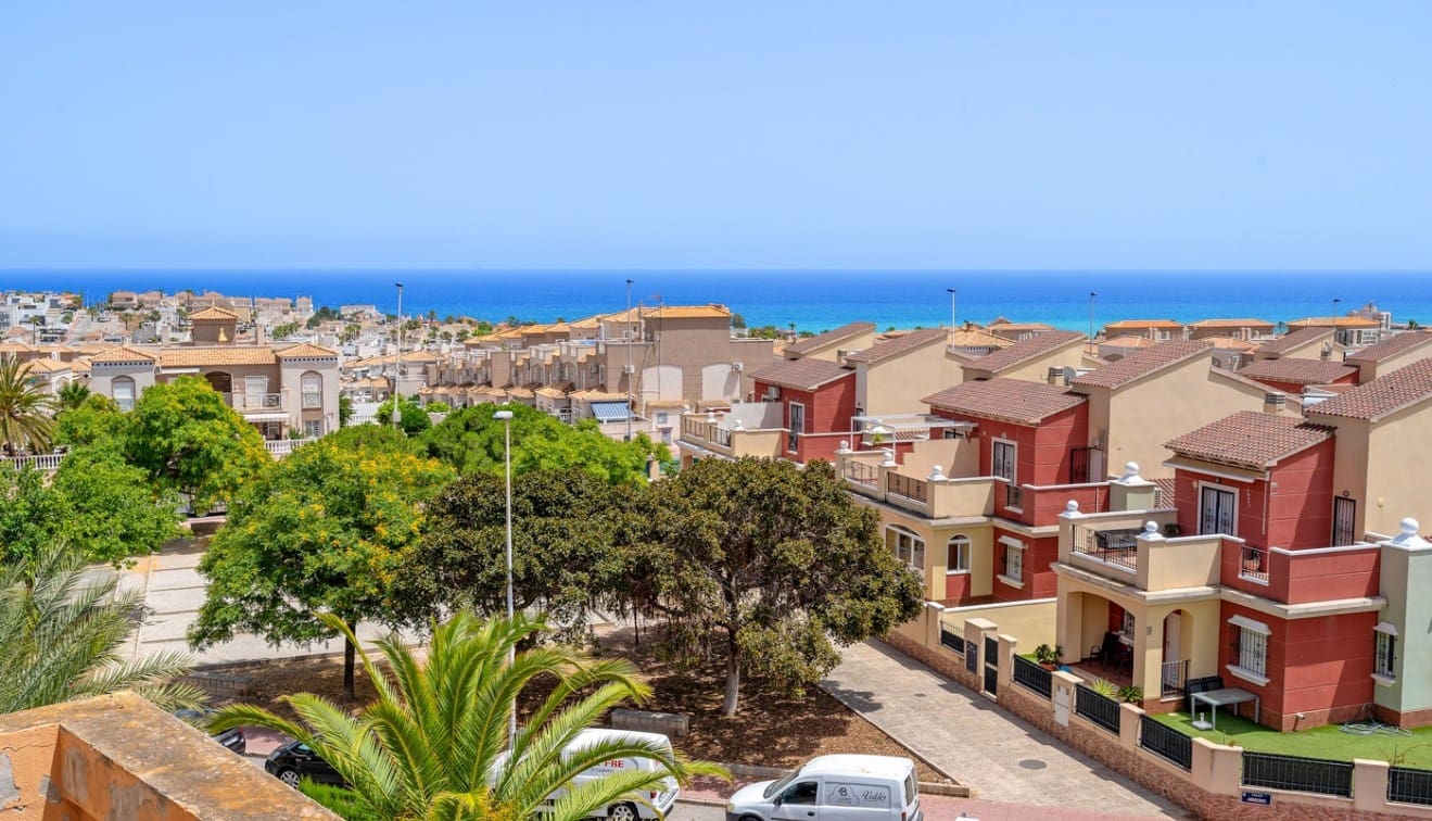 Apartamento de 2 habitaciones en Torrevieja en venta con piscina - 165.000 € (Ref: 9918908)