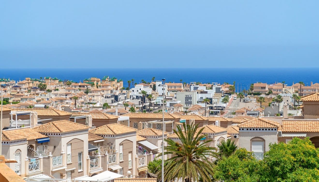 Apartamento de 2 habitaciones en Torrevieja en venta con piscina - 165.000 € (Ref: 9918908)