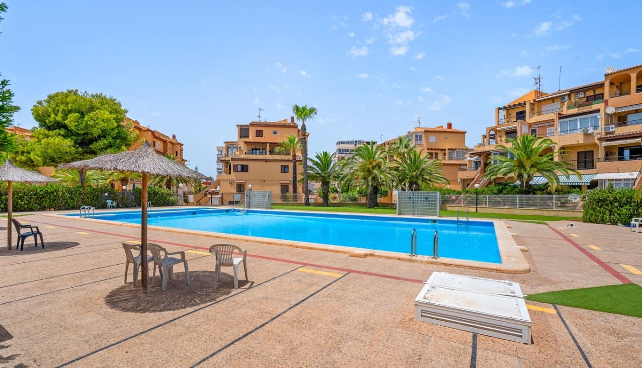 Apartamento de 2 habitaciones en Torrevieja en venta con piscina - 165.000 € (Ref: 9918908)
