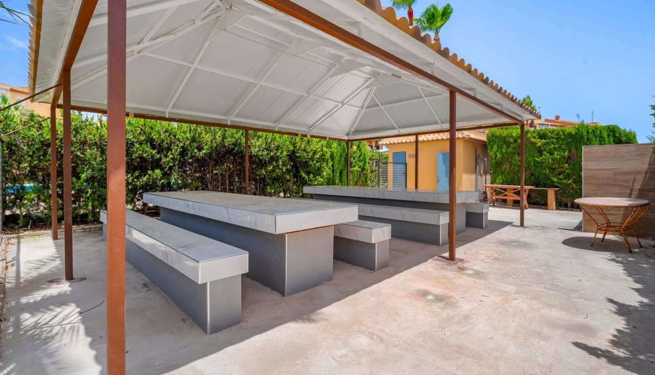 Apartamento de 2 habitaciones en Torrevieja en venta con piscina - 165.000 € (Ref: 9918908)