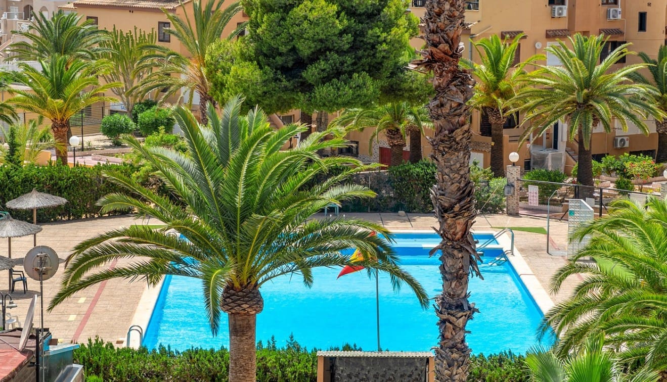 Apartamento de 2 habitaciones en Torrevieja en venta con piscina - 165.000 € (Ref: 9918908)