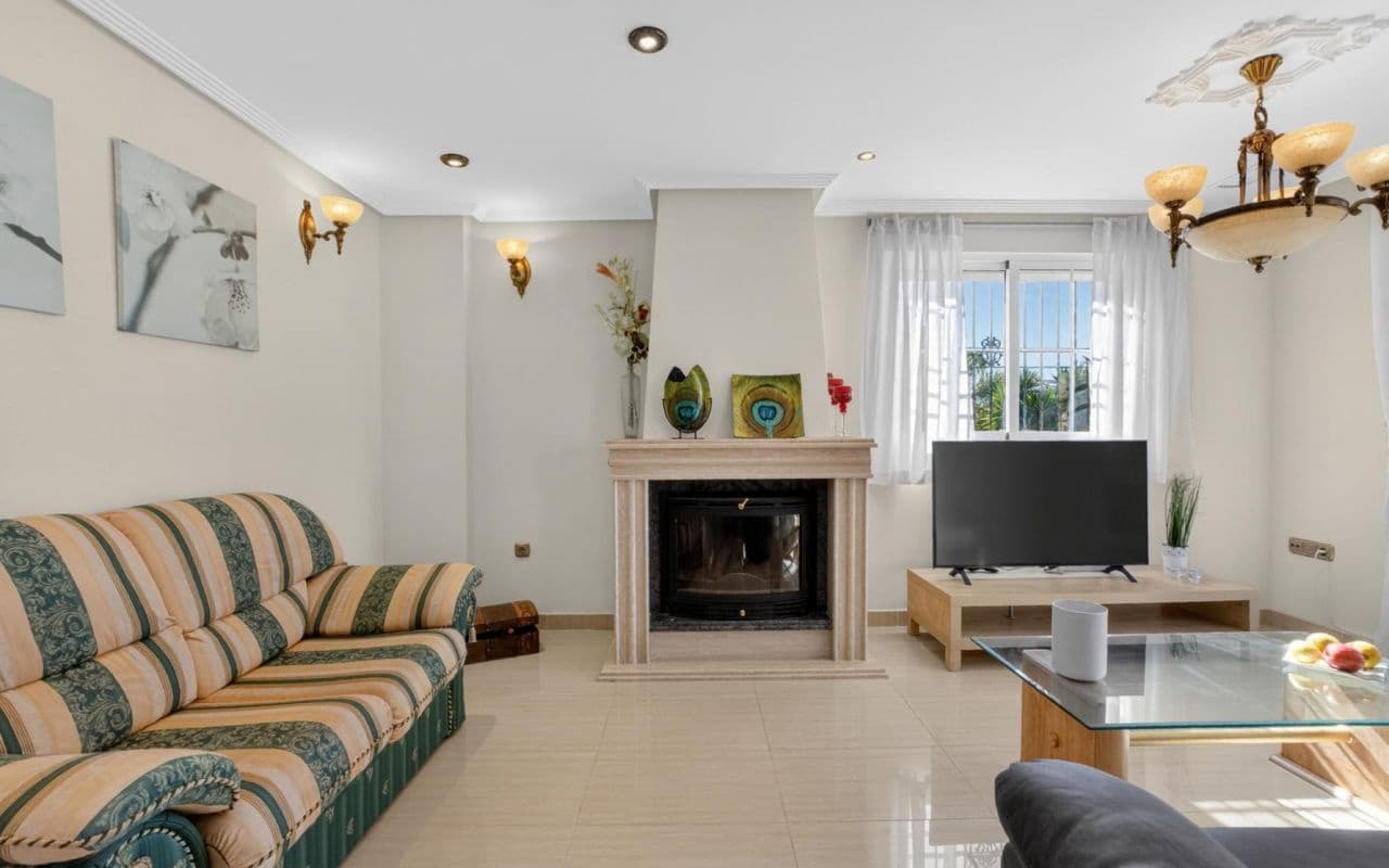 6 bedroom Villa for sale in La Zenia with pool garage - € 839,000 (Ref: 9919010)