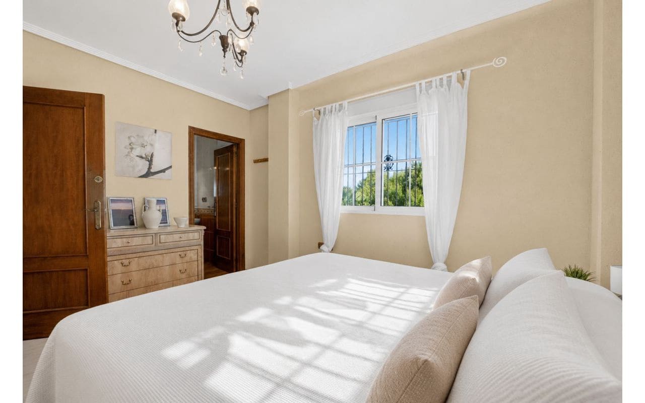 6 bedroom Villa for sale in La Zenia with pool garage - € 839,000 (Ref: 9919010)