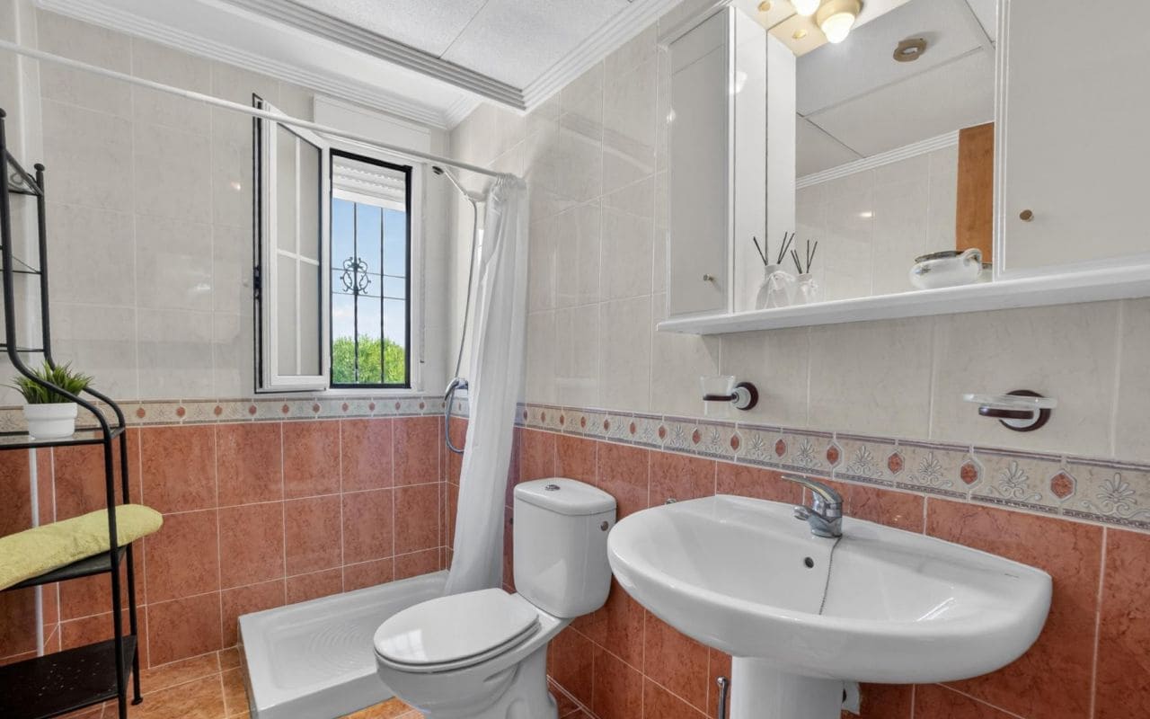 6 bedroom Villa for sale in La Zenia with pool garage - € 839,000 (Ref: 9919010)