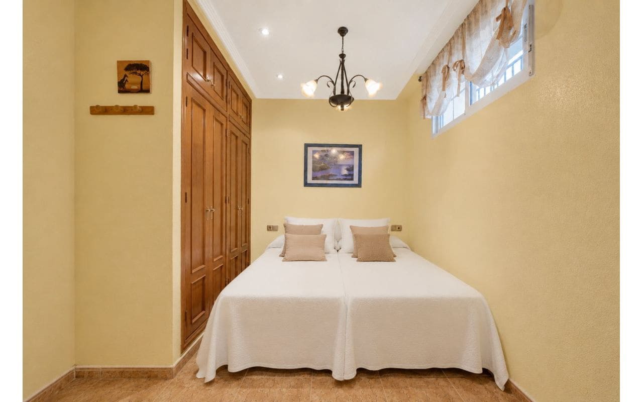 6 bedroom Villa for sale in La Zenia with pool garage - € 839,000 (Ref: 9919010)